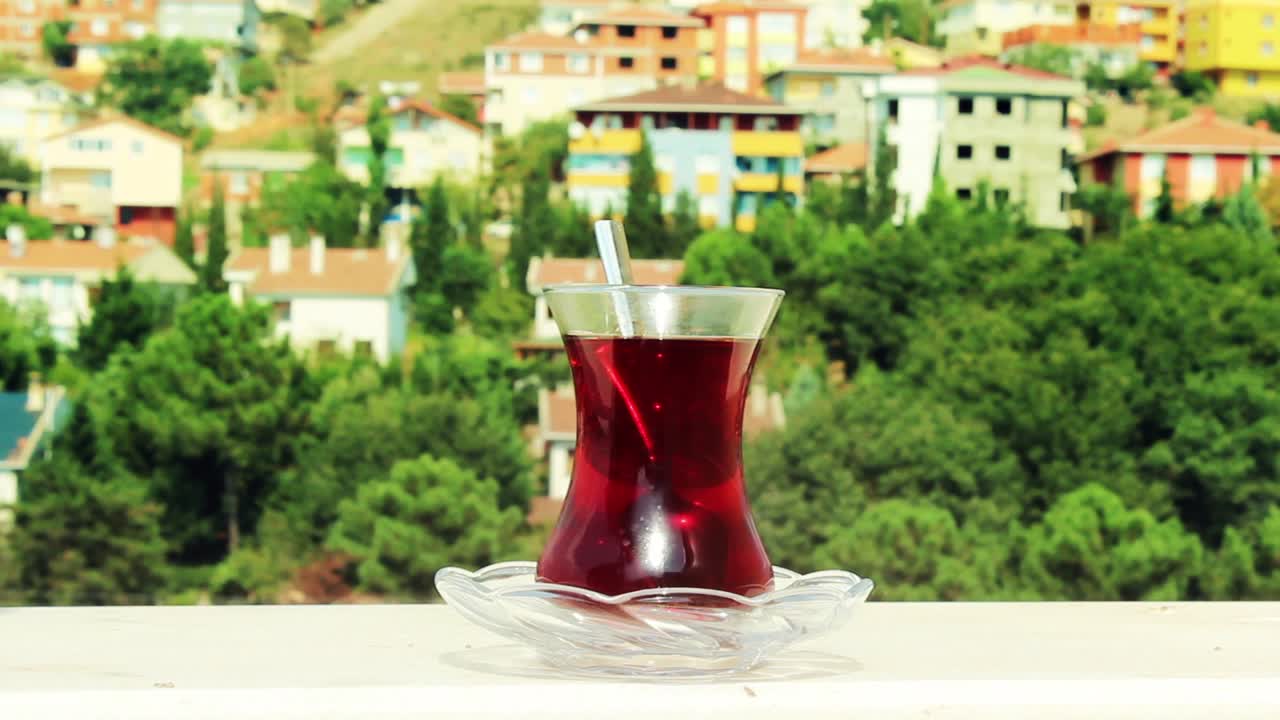 카페 이스탄불 8에서 터키 차를 마시고