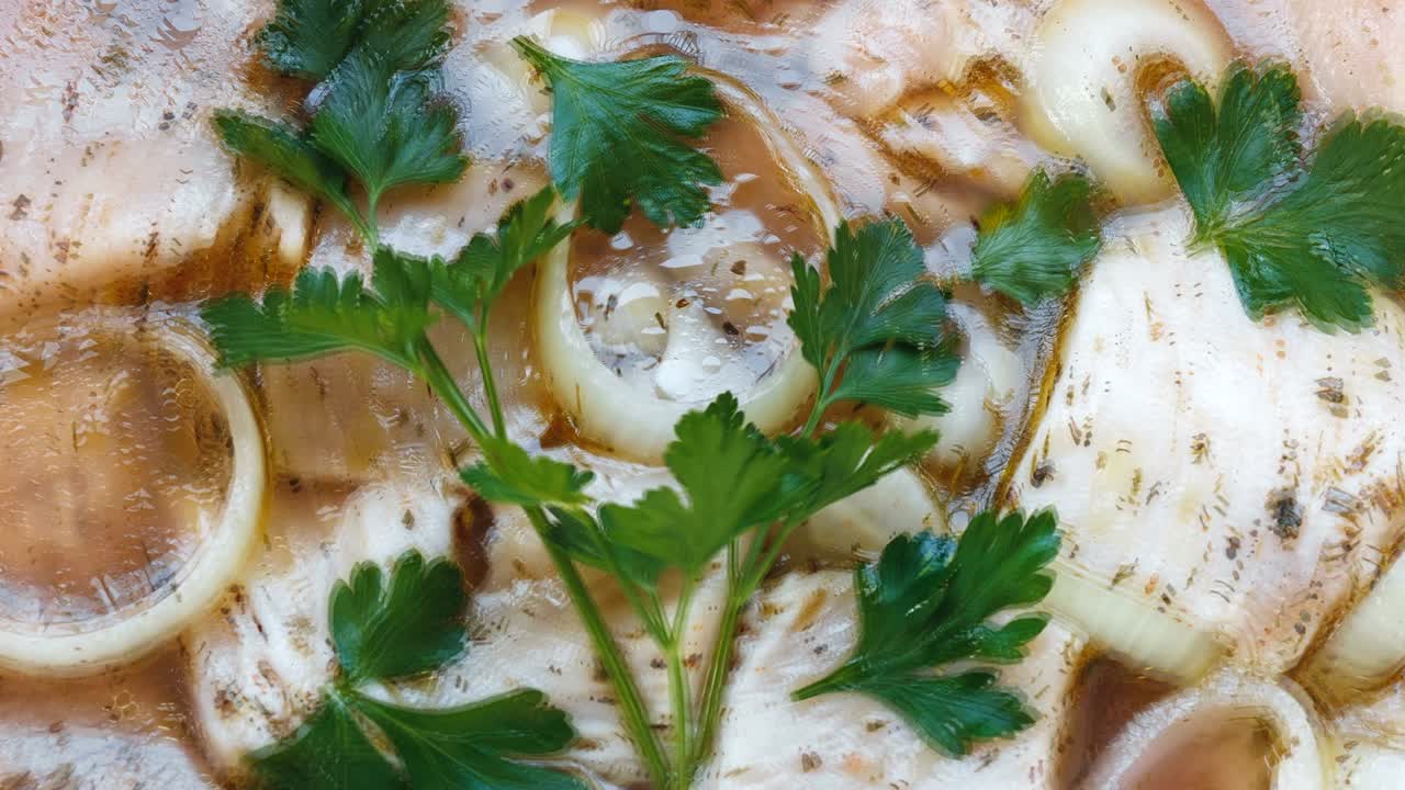 un primer plano de carne marinada para el shish kebab.