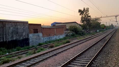 El-Tren-De-Pasajeros-Que-Circula-Por-La-Vía-En-El-Video-De-La-Mañana-Se-Toma-En-La-Estación-De-Tren-De-Nueva-Delhi-El-04-De-Agosto-De-2022