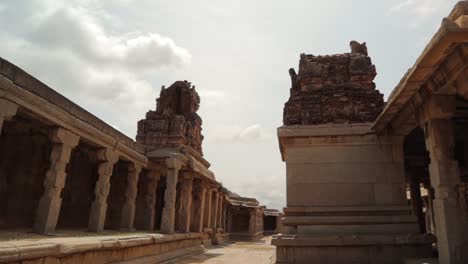 Zerstörte-Tempelarchitektur-Und-Gopuras-Und-Mandapas-Von-Hampi