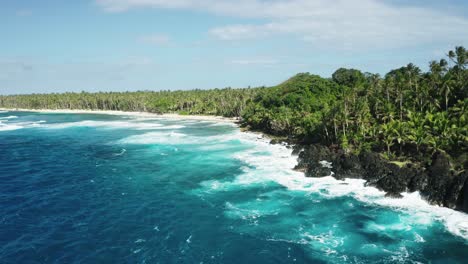 Calm-view-of-ocean-waves-crushing-over-rocky-shore