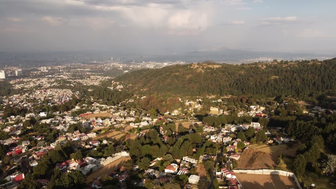 toma aérea del fabuloso paisaje de pueblos con bosque verde, méxico