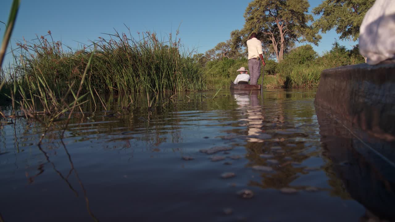 늪에서 다른 보트를 따라가는 보트의 낮은 각도 보기