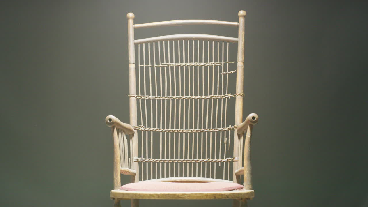 고립을 상징하는 외로운 가구 조각