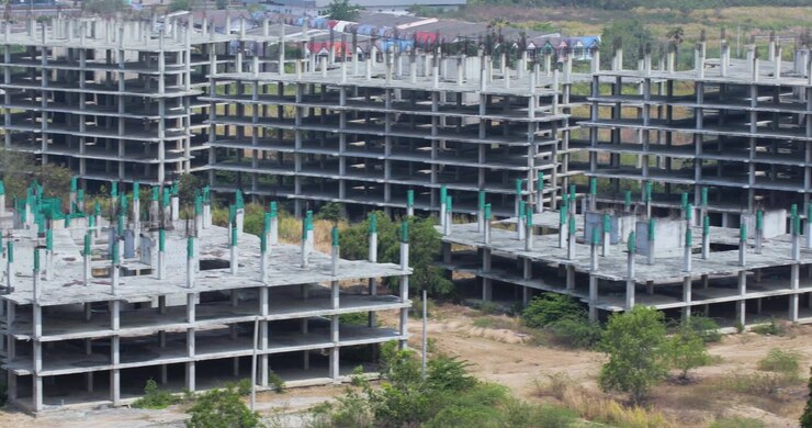 Canteiro de obras abandonado de condomínio na Tailândia. Tomada panorâmica