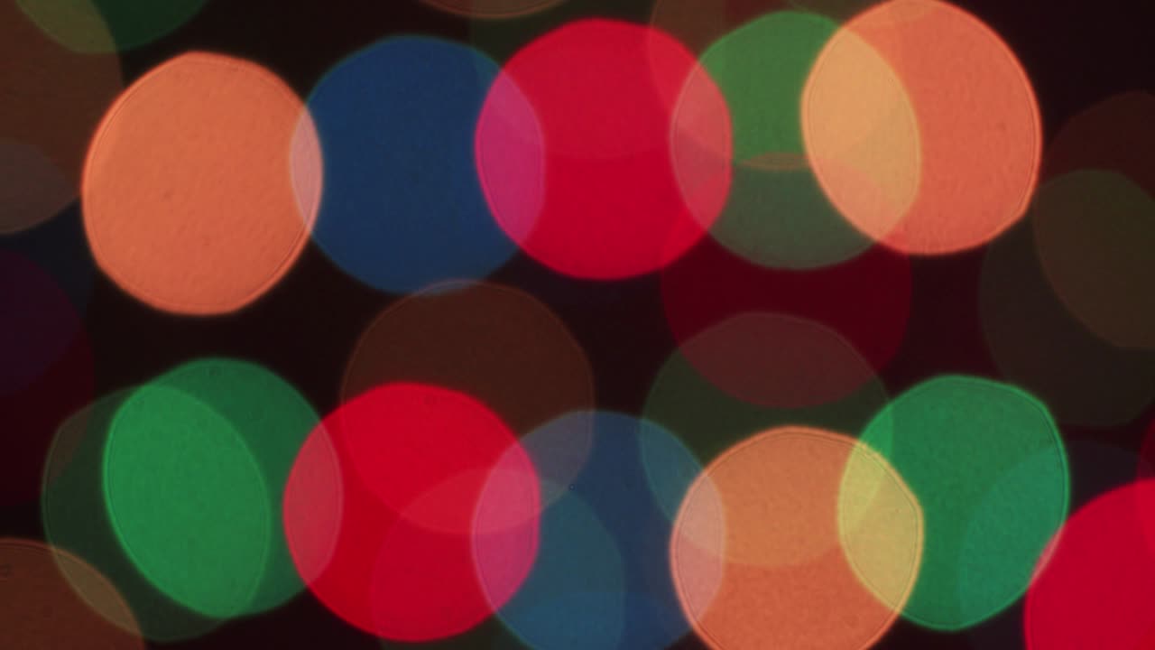 새해의 큰 색의 불빛은 밤에 어 속에서 불타는 것을 분해합니다.