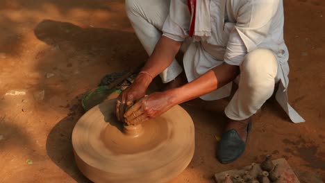 El-Alfarero-En-El-Trabajo-Hace-Platos-De-Cerámica.-India,-Rajastán.