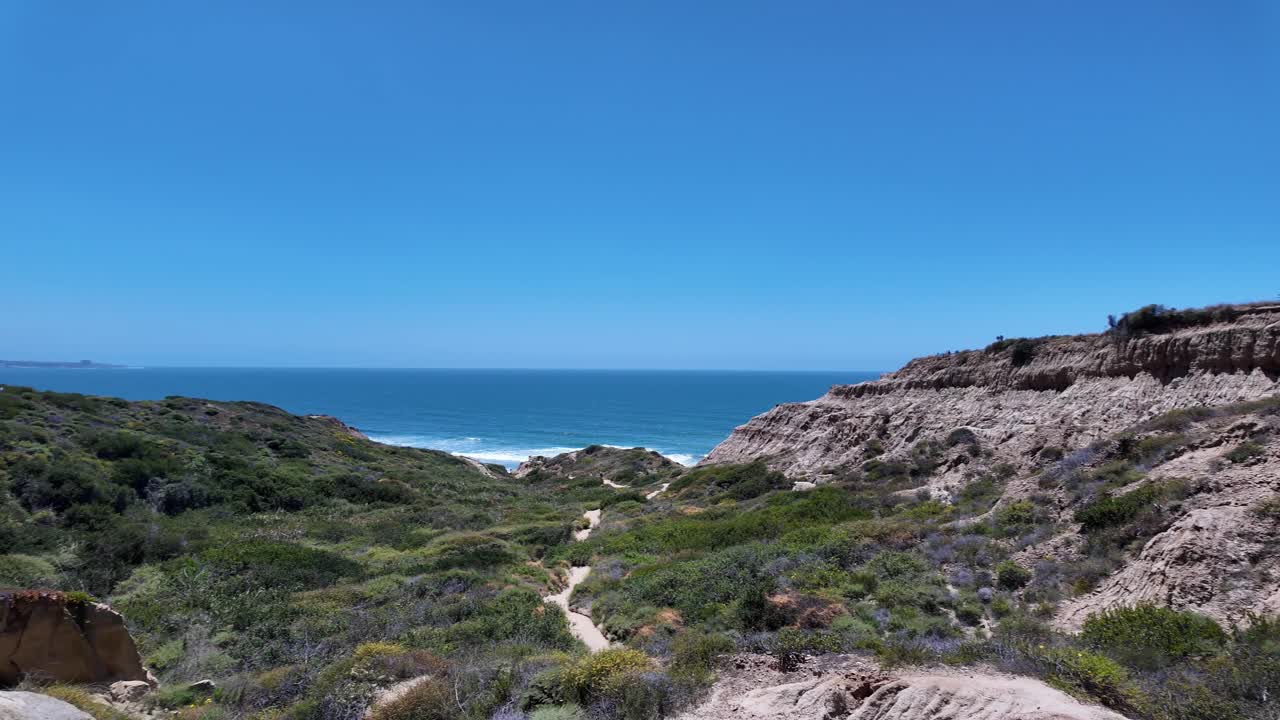 camino de senderismo en torrey pines con vistas al océano pacífico en el sur de california