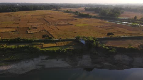 Una-Casa-De-Agricultores-Se-Encuentra-Entre-La-Orilla-Del-Río-Surma-Y-Un-Camino-Rural