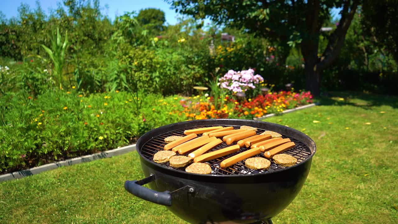 바베큐를 기다리는 그릴에 고기
