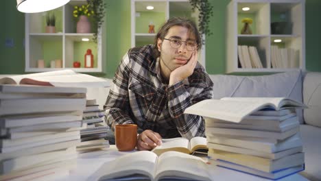 joven estudiante universitario aburrido de las conferencias.