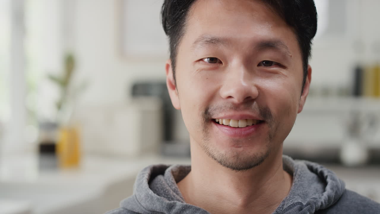 초상화 젊은 아시아 남성 미소 행복한 느낌 자신감 가정에서 성공적인 남성 라이프 스타일 성공 증언 개념 개념 4k