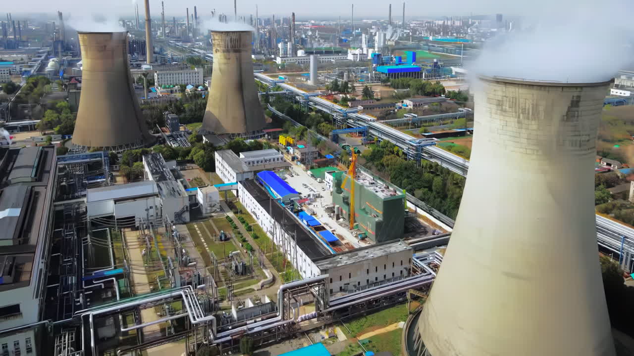 disparo real de las emisiones de gases de escape contaminados en el área de la fábrica química industrial time-lapse enorme instalación de la industria contaminante
