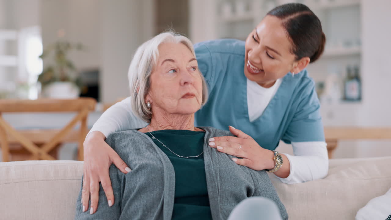 얼굴, 포옹 및 노인과 간호사