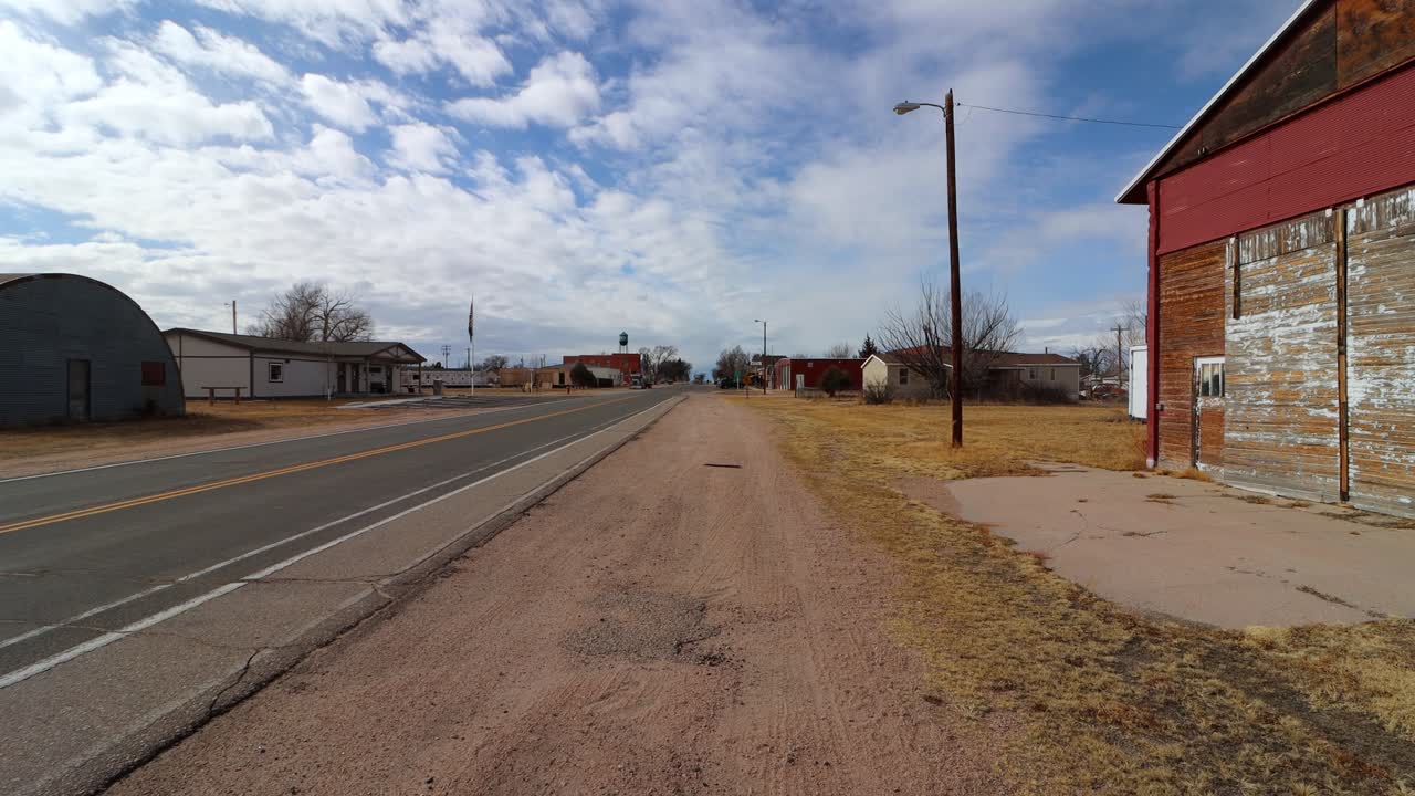 Panoramica con gimbal dello storico centro di Grover, Colorado, 2026.