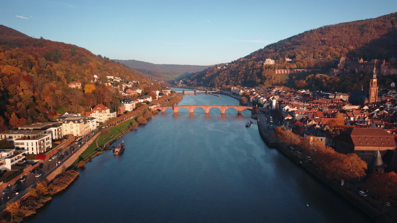 Orbita cinematografica di un drone sul ponte Karl Theodor e il castello di Heidelberg con sullo sfondo il centro storico autunnale