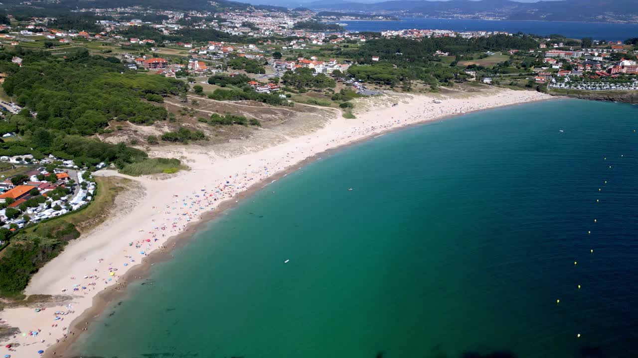 imágenes estáticas de la idílica playa de agua de jade en el pueblo costero de sanxenxo