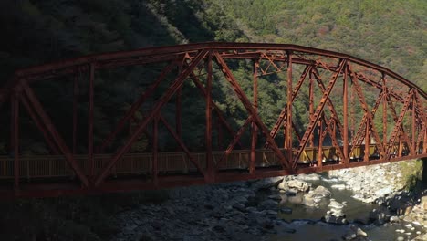 Caminata-Por-El-Ferrocarril-Abandonado-De-Fukuchiyama-sen,-Amanecer-Sobre-El-Puente-De-Hierro,-Japón