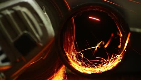 cortar un tubo de acero con un molinillo angular