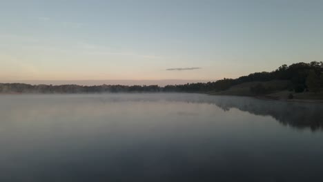 niebla saliendo del agua caliente en una mañana tranquila