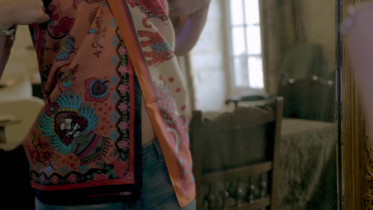 elegante blusa abierta, hermosa modelo reflejándose a sí misma en una mansión rústica