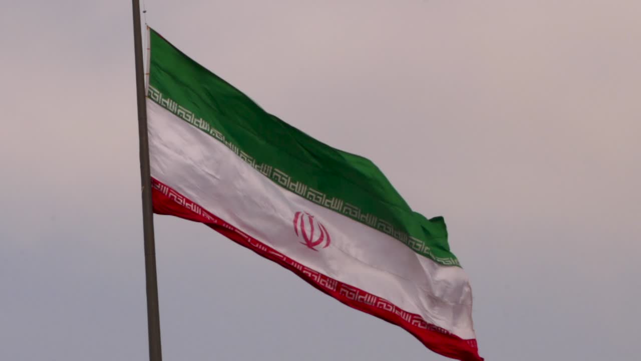 irán ondeando la bandera
