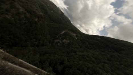 Drohnen-FPV-Läuft-Entlang-Der-Ponte-Delle-Torri-Oder-Brücke-Der-Türme,-Spoleto