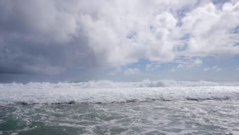 Toma-En-Cámara-Ultra-Lenta-De-Fuertes-Olas-Espumosas-En-Aguas-Turquesas-En-Un-Día-Nublado