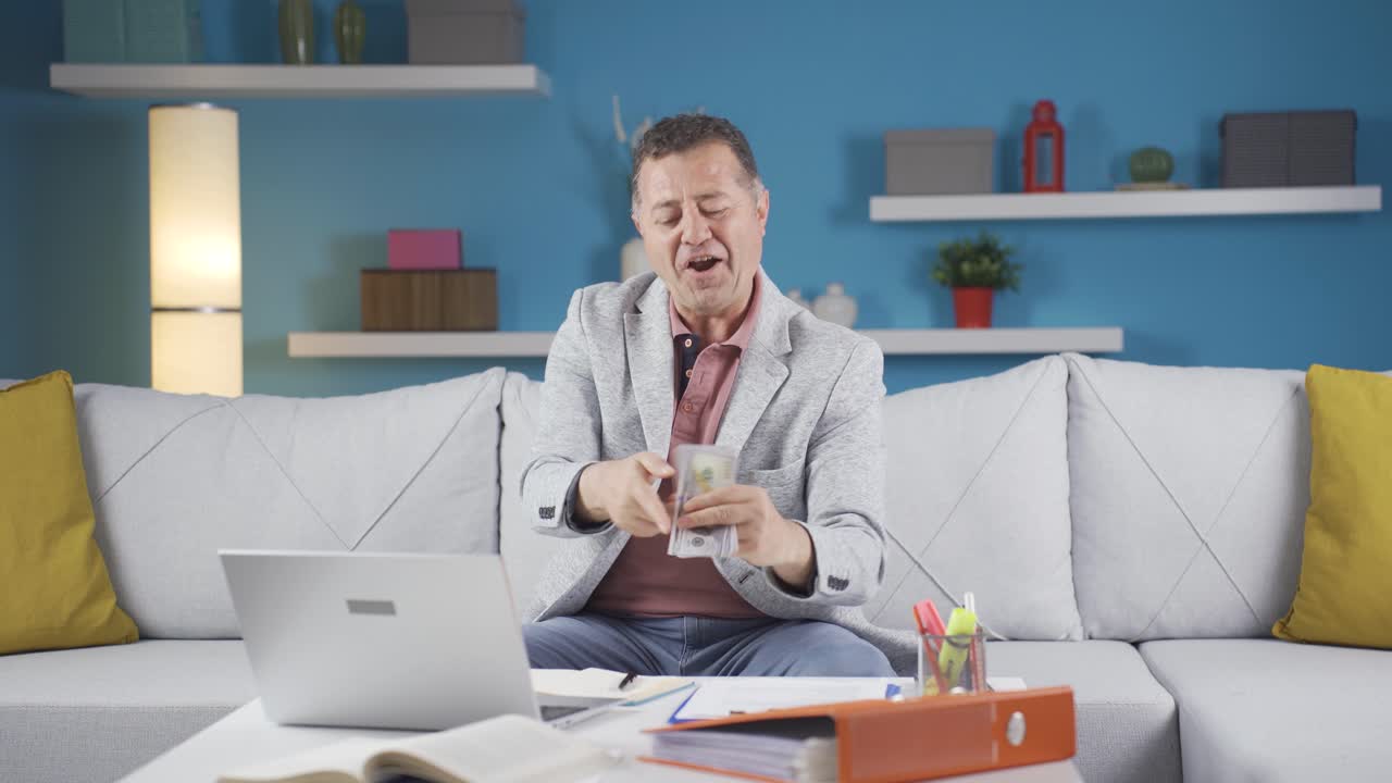 человек, работающий на дому, зарабатывающий деньги и чувствующий себя счастливым.