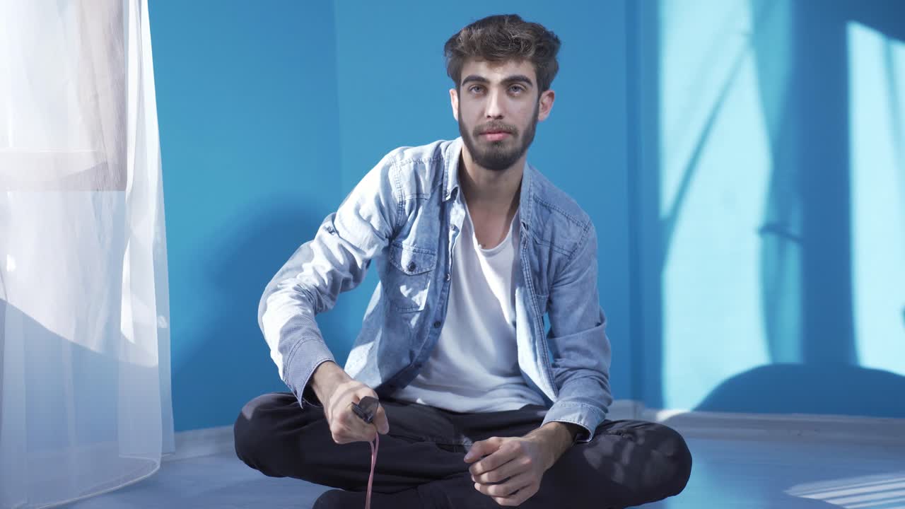 hombre agresivo y psicópata jugando con un cuchillo.