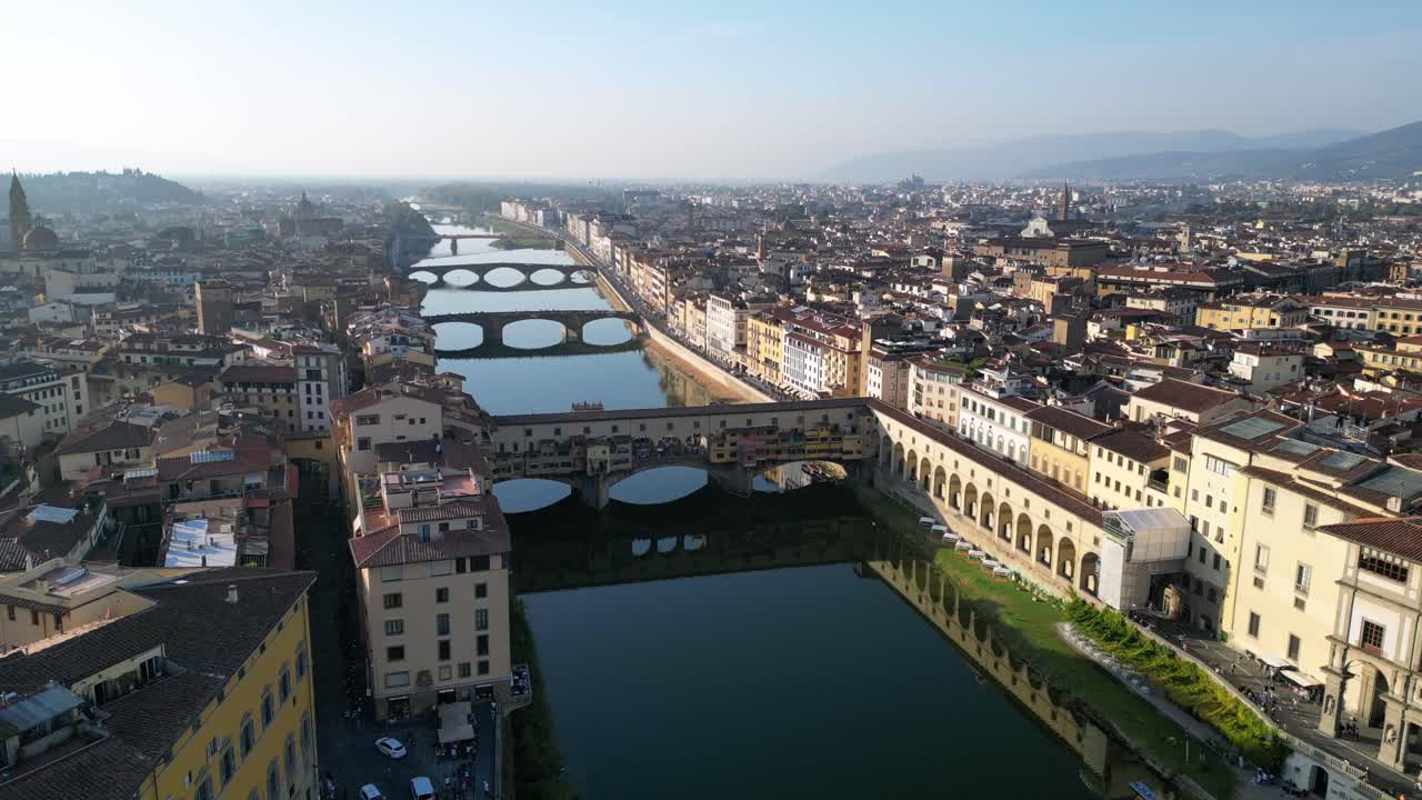 Meravigliosa vista aerea dall'alto del Ponte Vecchio, nella città di Firenze, sul fiume in Toscana, Italia.