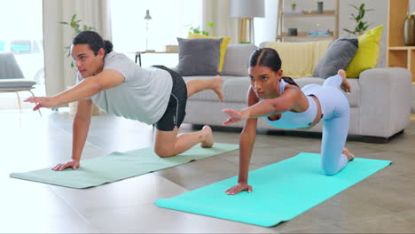 pareja, yoga en la sala de estar y equilibrio
