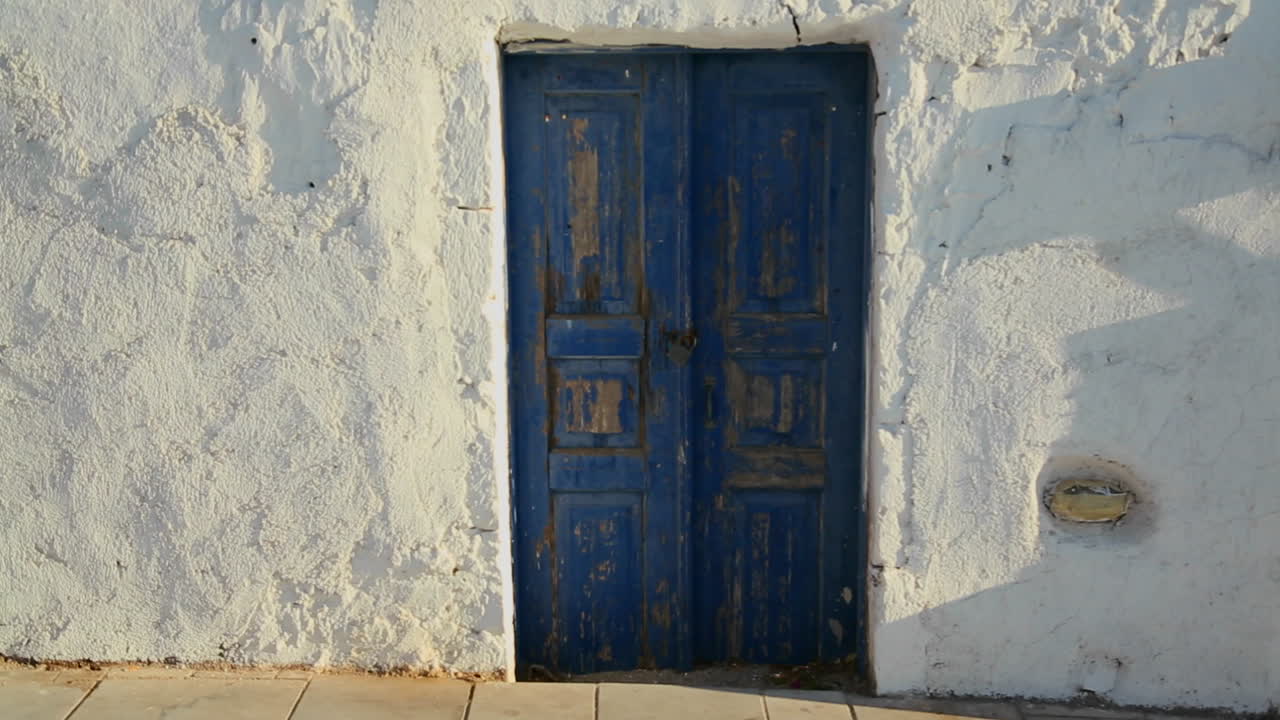 hermosas paredes encaladas y puertas azules en la isla de santorini en grecia
