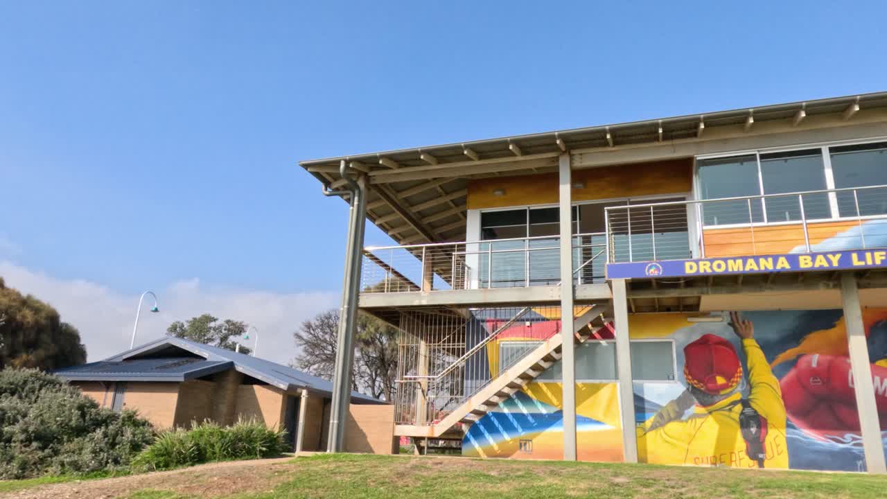 다채로운 벽화와 초록색으로 된 클럽하우스