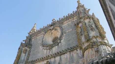 Gebäude-Kathedrale-Kirche-Kloster-Erbe-Reisen-Menschen-Morgen-Sonnig-Altes-Gebäude-Portugal-Tomar-Steine-Steinmauer-Stetige-Aufnahme