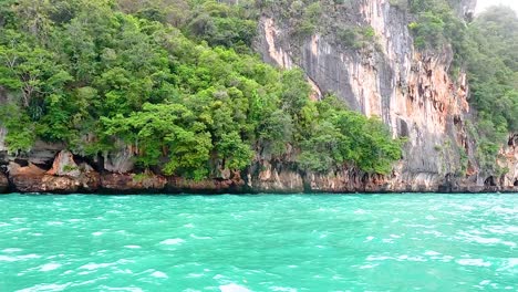 los exuberantes acantilados y las aguas turquesas en krabi