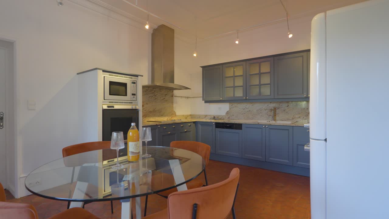 Cucina e zona pranzo moderne con pavimento in cotto.