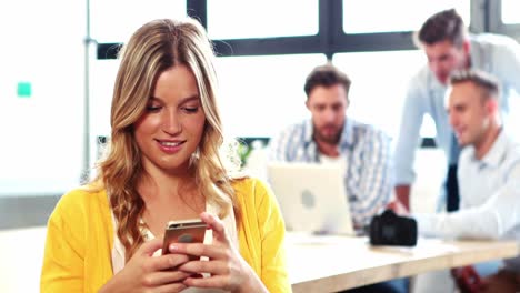 mujer de negocios enviando mensajes de texto en el teléfono móvil