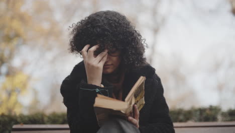 alegría de leer libros en consuelo niña de raza mixta