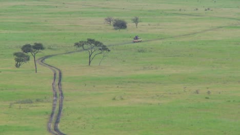 Ein-Safari-Jeep-Fährt-Auf-Einer-Fernen-Straße-In-Afrika-4