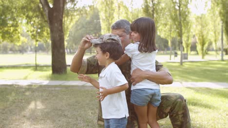 família feliz conhecendo o pai da missão militar no parque