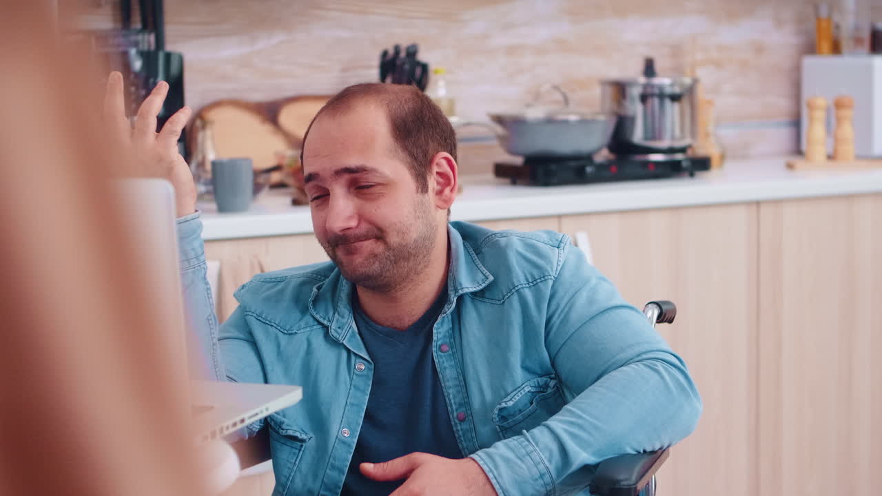 장애인 사업가 가 비디오 통화 중 대화 하고 있다