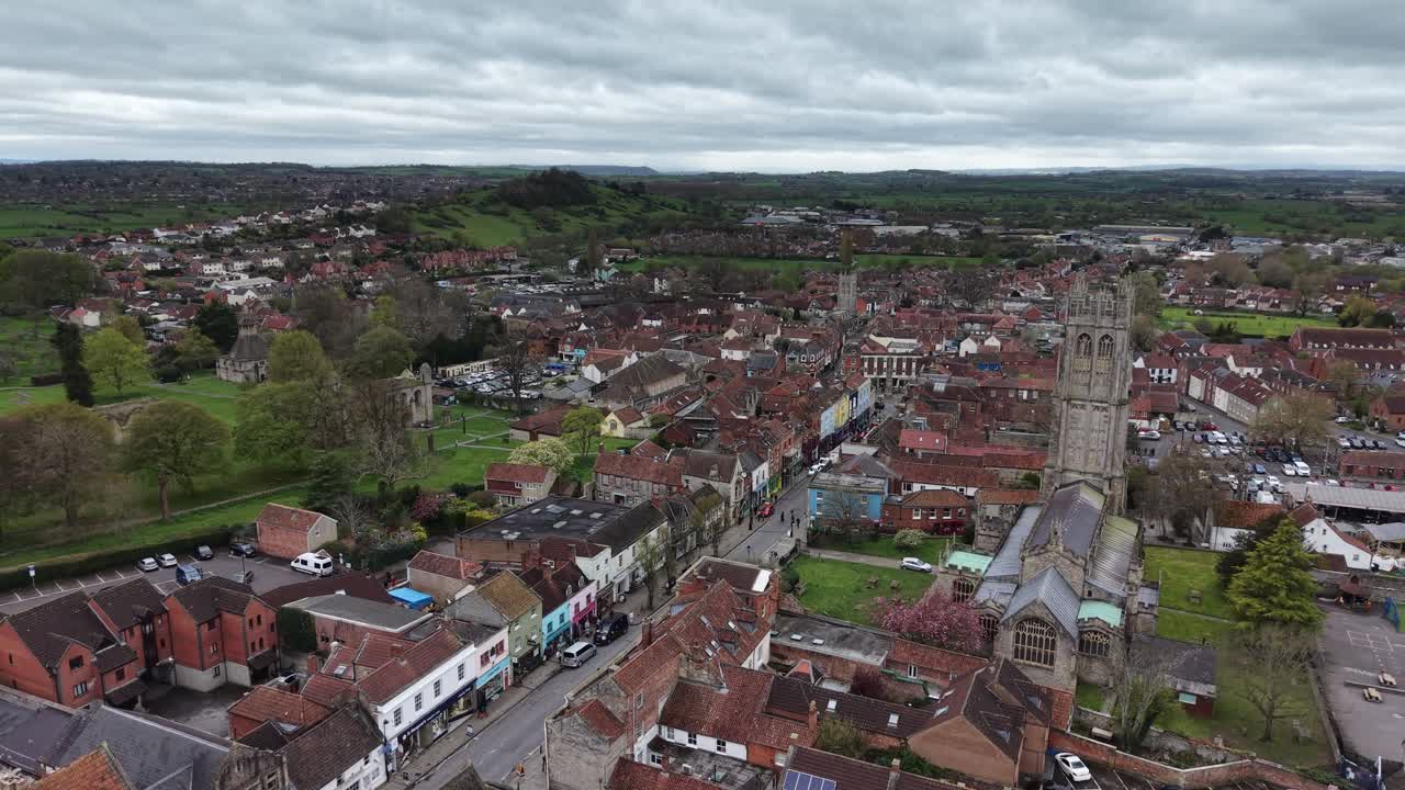 Toma aérea de establecimiento ascendente del centro histórico de Glastonbury.