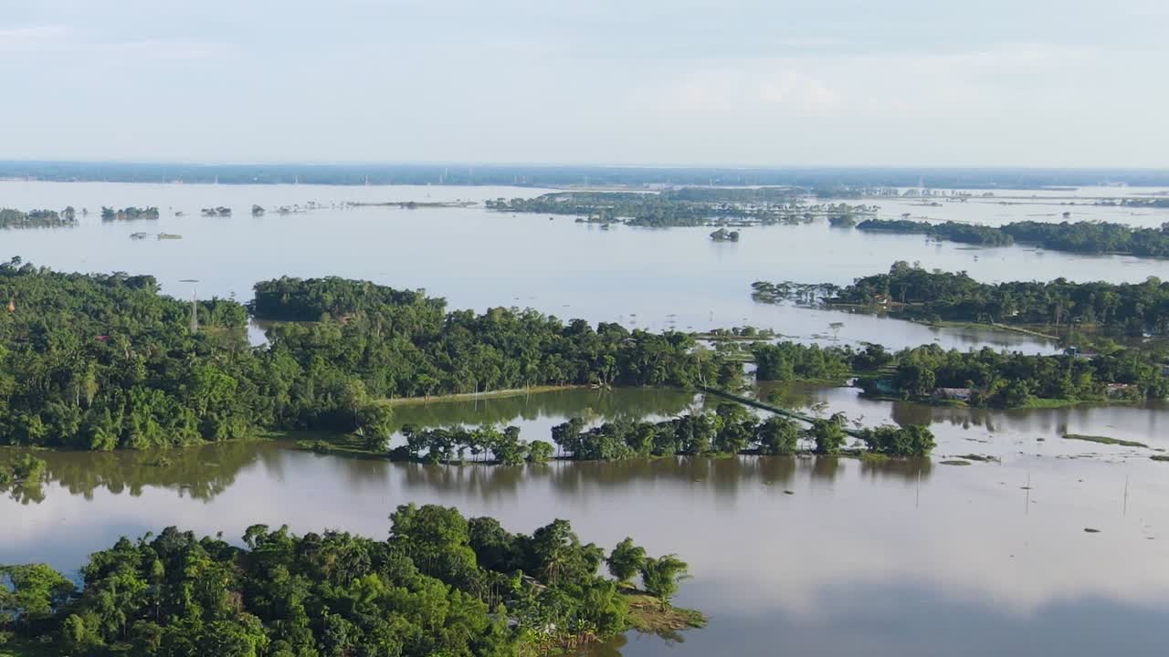 vista aérea de las inundaciones que cubren la tierra en la zona rural de sylhet, bangladesh