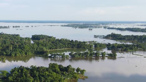 Vista-Aérea-De-Las-Inundaciones-Que-Cubren-La-Tierra-En-La-Zona-Rural-De-Sylhet,-Bangladesh