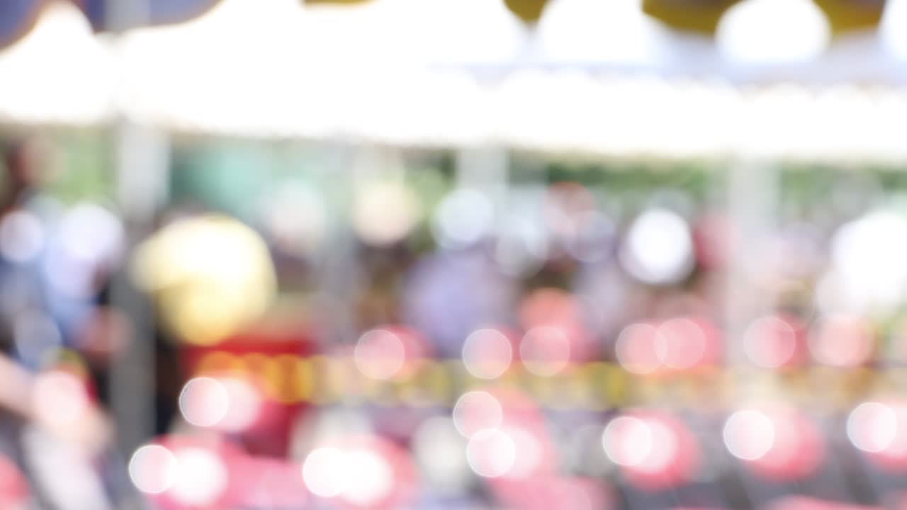 대도시에서 바쁜 사람들이 빠르게 고 심지어 군중 속에서 달리는 장면입니다.