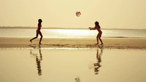 jóvenes afroamericanas asiáticas chinas en la playa