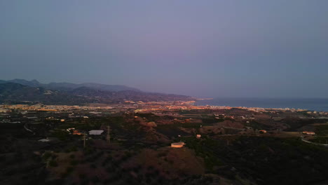 Vista-Aérea-Que-Captura-Las-Luces-Brillantes-De-La-Ciudad