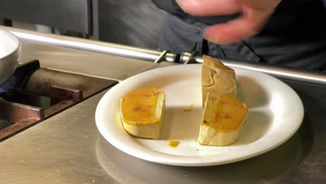 cocinar condimentos con pimienta un foie gras francés crudo antes de cocinarlo en la cocina de un restaurante