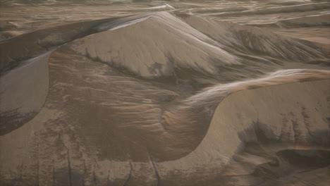 dunas de arena roja del desierto al atardecer